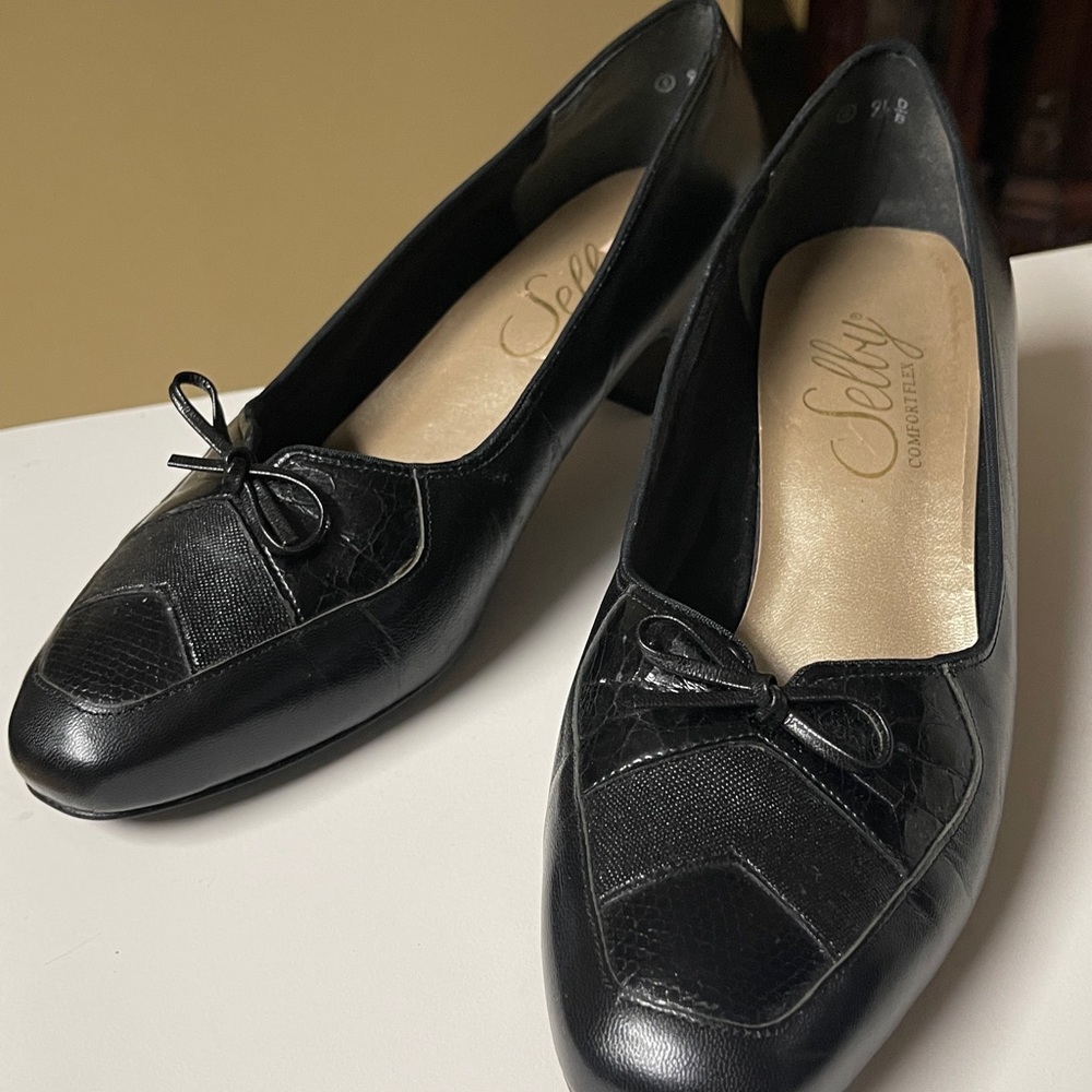 Selby women’s black leather loafers shoes size 9.5